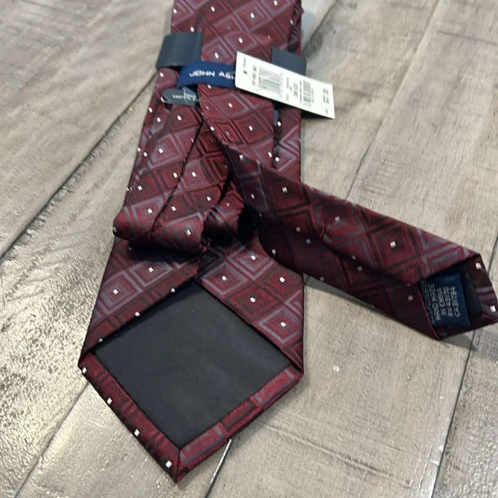 NWT JOHN ASHFORD MENS Maroon/Burgandy Satin Tie Key West Geometric Pattern
